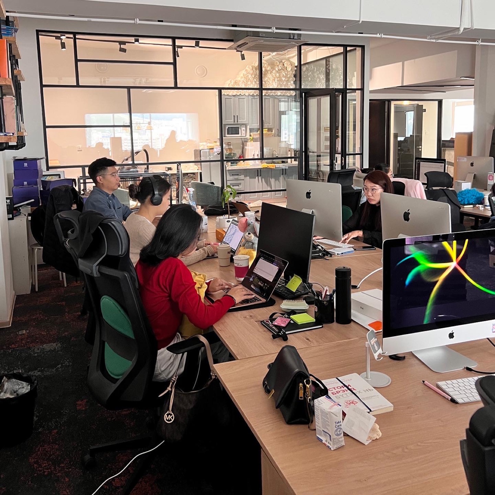 HippoCards colleagues working around a shared desk