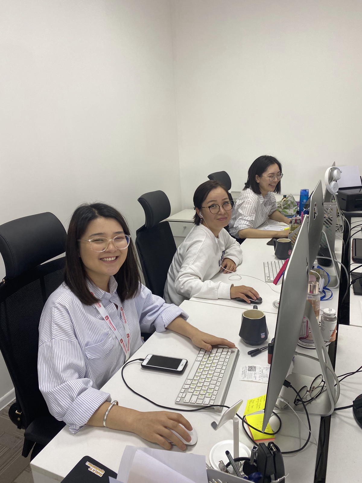 HippoCards colleagues at their desks